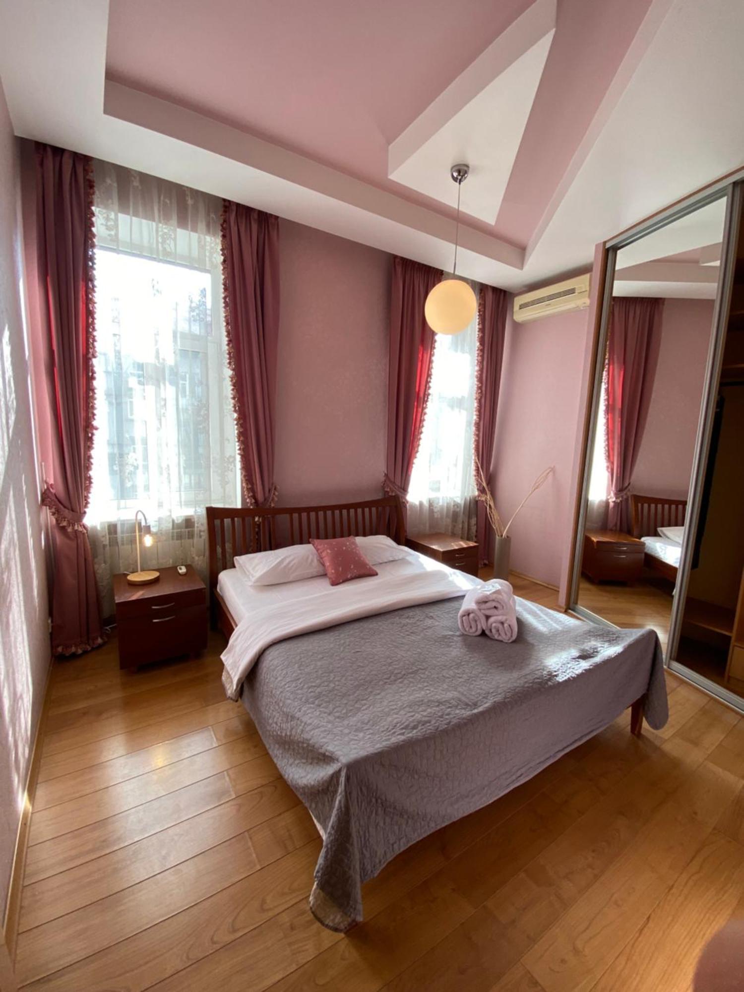 - Kreshchatyk Area Apartment Kiew