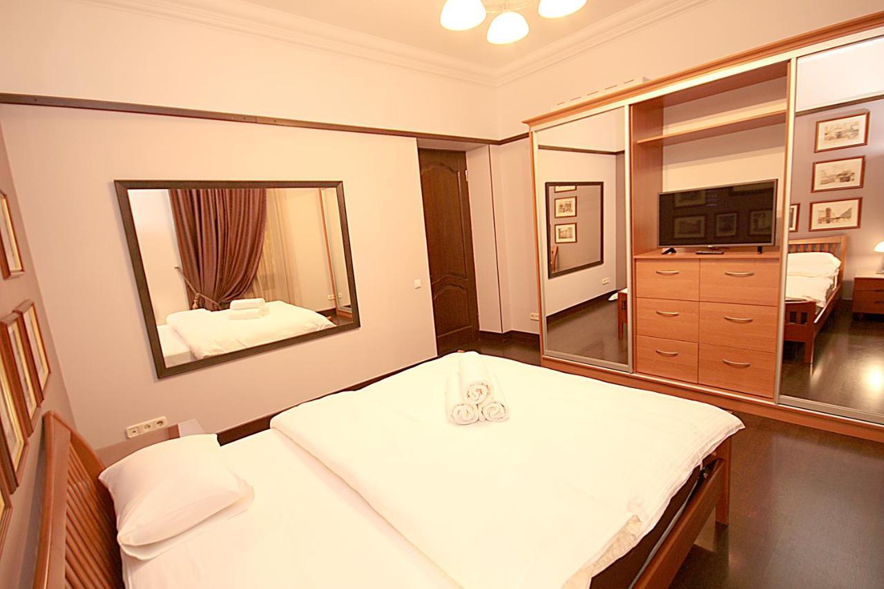 - Kreshchatyk Area Apartment Kiew
