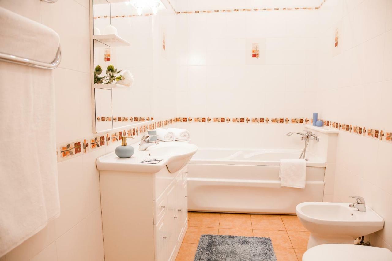 - Kreshchatyk Area Apartment Kiew